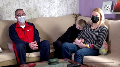 Iryna junto a su hijo y a Miguel en Zaragoza.