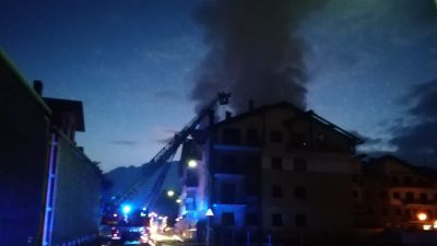 El fuego se ha declarado en un bloque de viviendas y se ha extendido a otros contiguos. | Diputación de Huesca