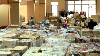 Nave donde se recoge el material de ayuda para Ucrania en Monzón (Huesca).