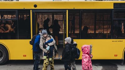 Una familia de Irpin (Ucrania) es evacuada de Kiev. / DIEGO HERRERA - EUROPA PRESS