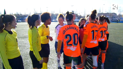 Imagen de un partido de fútbol femenino.