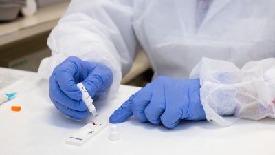 Imagen de archivo de un sanitario realizando un test. / Ayuntamiento de Zaragoza/ Miguel G. García