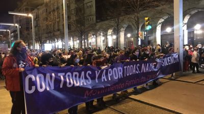Imagen de la pancarta que abrió la manifestación del 8M en Zaragoza.