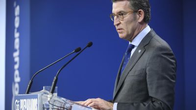 Feijóo atendiendo a los medios tras presentar los avales en Génova. / Foto: EFE