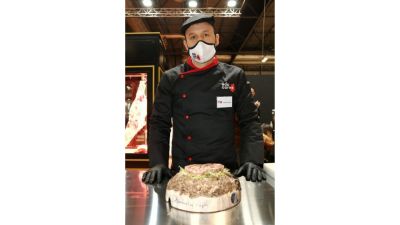 Francisco Martínez muestra la hamburguesa premiada. / Foto: Meat Attraction.