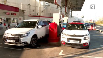 Varios vehículos repostan sus depósitos en una estación de servicio 'low cost' de Zaragoza.