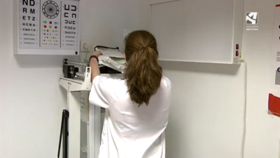 Una profesional sanitaria en su jornada laboral.