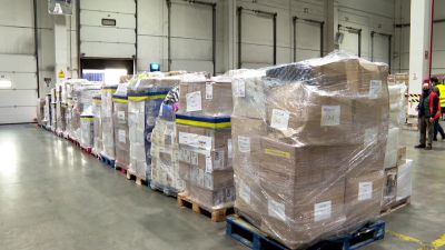 Palés con ayuda humanitaria para Ucrania.
