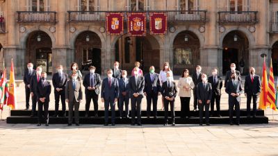El rey Felipe VI, el presidente del Gobierno y los presidentes autonómicos posan durante una reunión en Salamanca. / EP