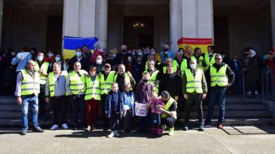 Los voluntarios y los refugiados posan para la foto. / EP