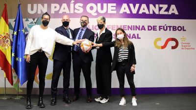 Las diferentes partes implicadas han posado tras la firma del acuerdo.