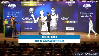 Aday Mara, recibiendo el premio a la mayor progresión junior en los Premios Gigantes.