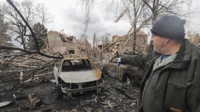 Un hombre observa los destrozos generados por las tropas rusas en la ciudad de Byshiv, cerca de Kiev. / EFE