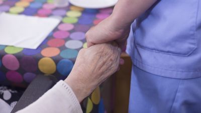 73.200 personas mayores viven solas en su domicilio en Aragón./EP