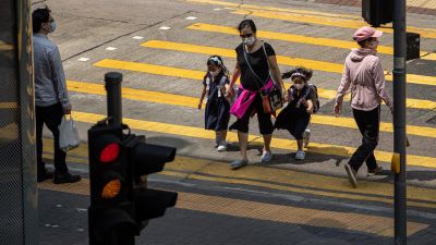 En Hong Kong, China, las personas usan mascarillas en el exterior. (EFE/EPA/JEROME FAVRE).
