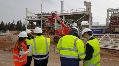 La consejera de Economía, Planificación y Empleo, Marta Gastón, visita las obras de ampliación de la fábrica de Saint-Gobain. / Foto: Gobierno de Aragón