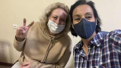 Teresa Perales junto a Olena Okayan.