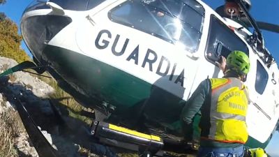 Helicóptero de la Guardia Civil y un agente del Greim participan en un rescate. / Foto: GUARDIA CIVIL.