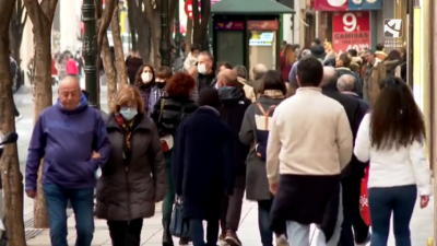 Transeúntes en una calle de Zaragoza.