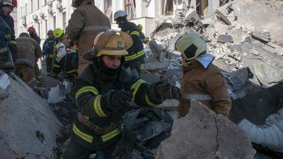 Bomberos trabajan en un edificio bombardeado en Kharkiv, Ucrania. / Foto: EFE.