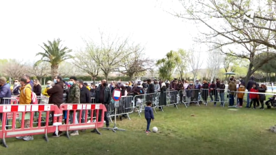 Filas de marroquíes a la espera de entrar en el Consulado Móvil de Marruecos en Utebo.