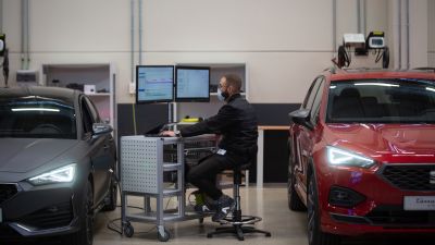 Un trabajador del laboratorio de baterías de Seat en Martorell. / Europa Press.