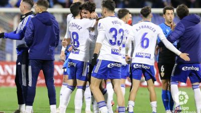 Los jugadores del Real Zaragoza celebran el triunfo ante el Almería.