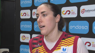 Vega Gimeno atendiendo a Aragón Deporte.