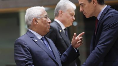 El presidente del Gobierno, Pedro Sánchez, con su homólogo portugués, Antonio Costa, antes del inicio de la nueva sesión del Consejo Europeo. | EFE