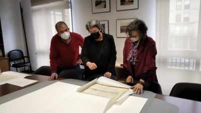 Entrega de los pergaminos al Gobierno de Aragón. / Foto: Gobierno de Aragón