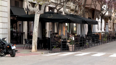 Terraza sobre la calzada de un bar en Zaragoza.