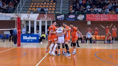El CV Teruel celebra un punto durante el partido.