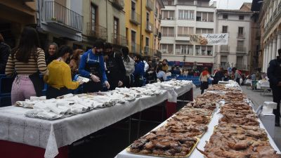 Barbastro (Huesca) reparte más de 12.000 dulces en la XXVII Fiesta del Crespillo. / Foto: Europa Press.