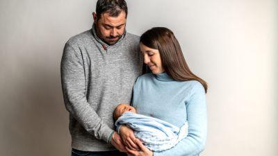 Foto de familia de Marco, el primer niño nacido en Tronchón en 12 años.
