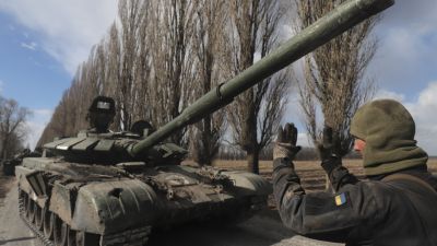 Un militar ucraniano controla un tanque ruso capturado. / Foto: EFE