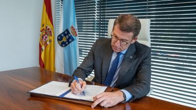 El presidente de la Xunta y candidato a liderar el PP, Alberto Núñez Feijóo, firma su dimisión. / EP