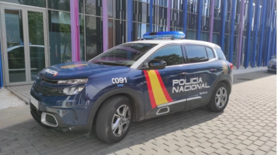 Un coche de la Policía Nacional, estacionado junto a los Juzgados de Zaragoza. / Europa Press