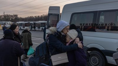 Varias personas huyen de Mariupol. / Foto: EFE/EPA/ROMAN PILIPEY