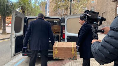Imagen del traslado de uno de los restos. / Foto: CARTV.