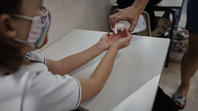 Desinfección de manos en un colegio. (Europa Press).