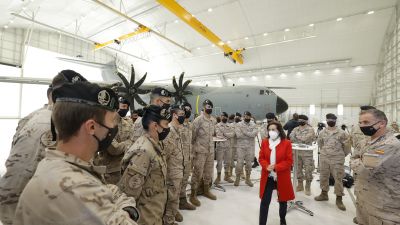 Robles en su visita a la base aérea de Zaragoza./ Fabián Simón EP