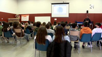 Charla de la Policía Nacional a escolares aragoneses.