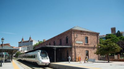 Un tren en la estación de Teruel.