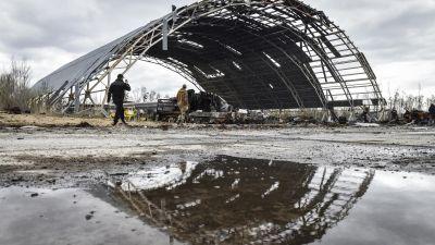 Imagen de archivo de un bombardeo ruso a un hangar en suelo ucraniano. / Foto: EFE
