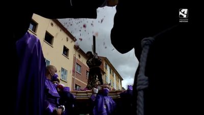 Imagen del Encuentro entre Jesús Nazareno y la Virgen de la Soledad bajo una lluvia de pétalos en Teruel.