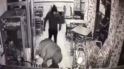 Captura del vídeo de la agresión que recogieron las cámaras de seguridad del bar.