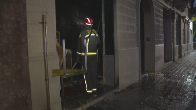 Un efectivo de Bomberos de Barcelona en la puerta del local. / Imagen: TVC