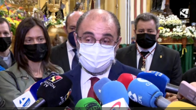 Javier Lambán, en declaraciones a los medios, en la iglesia de Santa Isabel de Portugal.