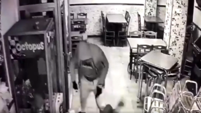 Captura del vídeo de la agresión que recogieron las cámaras de seguridad del bar.