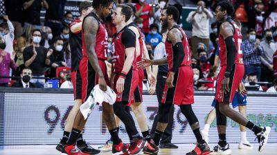 Los jugadores de Casademont Zaragoza celebran la victoria ante Obradoiro.